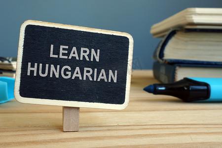 学习黑板上的匈牙利语题词。
