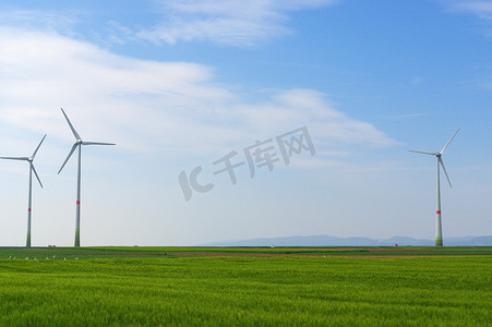绿色草风车摄影照片_有风力涡轮机发电的绿色草地