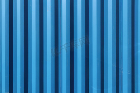 蓝色彩绘背景摄影照片_蓝色彩绘波纹钢栅栏纹理墙