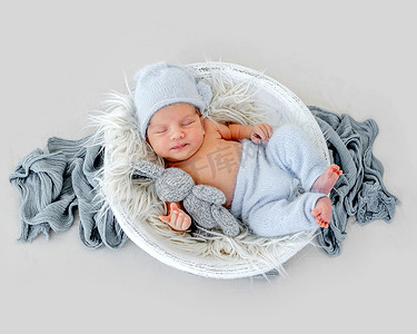睡觉婴儿摄影照片_新生男孩工作室肖像
