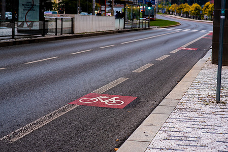 空荡荡的大道突出了自行车优先标志