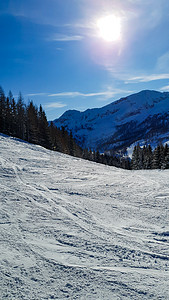 欧洲雪山上空荡荡的滑雪场