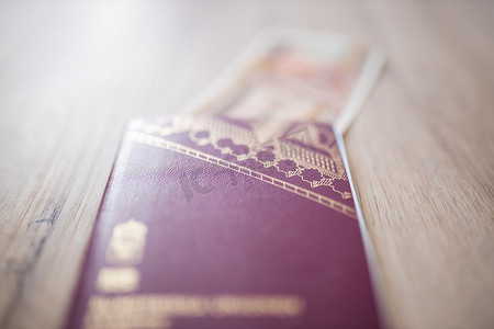 红包五元摄影照片_瑞典护照，里面有一张模糊的五十缅元钞票，部分内容在里面