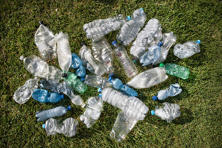 废弃在草地上的用过的塑料瓶