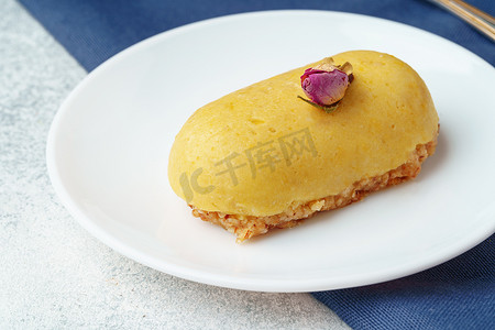 荔枝湾大戏台摄影照片_白盘上有玫瑰的迷你慕斯糕点甜点