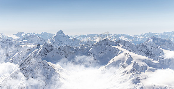 俄罗斯高加索地区冬季山脉全景，从厄尔布鲁士山欣赏