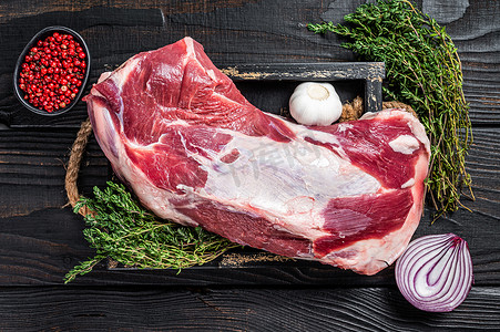新鲜生羊肉羊肩肉放在木托盘里，配百里香。