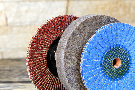 米色磨砂背景摄影照片_一组用于从不同谷物研磨的花瓣圈和浅米色背景上不清晰的毛毡圈。