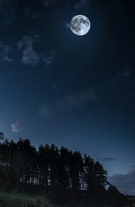 月亮夜晚背景摄影照片_夜晚的月亮和云彩。