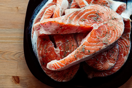盘子上的红鱼，用香料海鲜腌制的牛排
