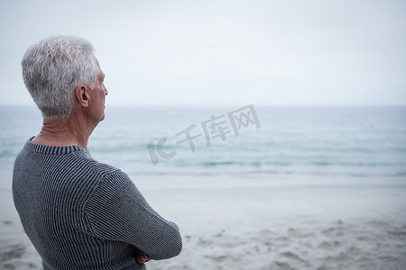 老人看海摄影照片_看海的老人