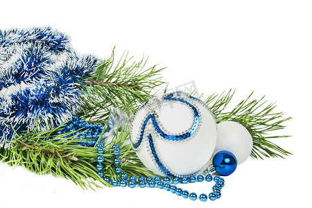 圣诞树枝和蓝色球，白色闪光隔离