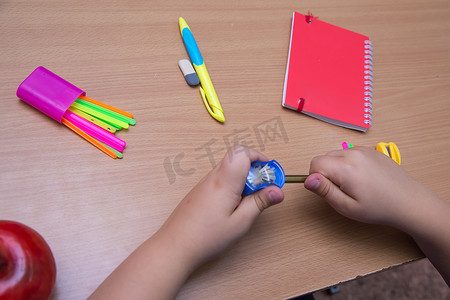 学生的特写手削铅笔。