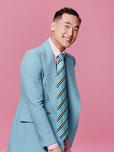 男人亚洲外表情绪微笑蓝色西装裁剪视图粉红色背景