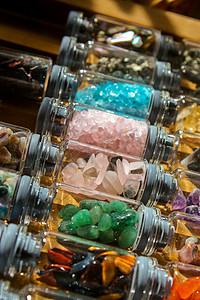 小药剂师或装满岩石和水晶的巫婆小瓶