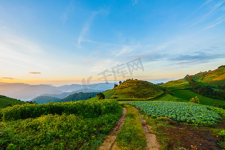 房屋山摄影照片_乡村山和日出