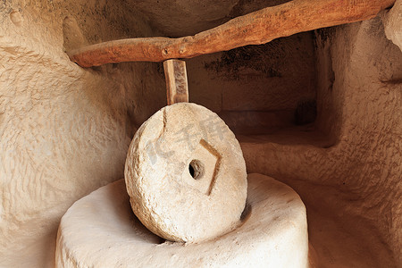 卡帕多细亚红谷古老洞穴之一的旧石磨