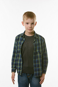 一个十年的男孩穿着便服的肖像
