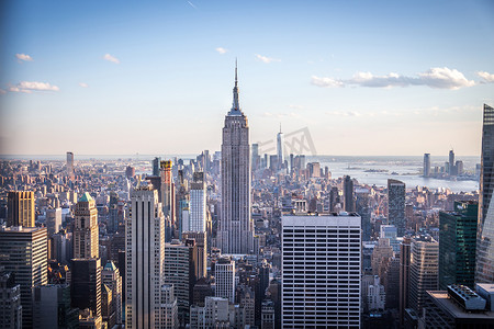 2019猪文字摄影照片_美国纽约 — 2019年5月17日：纽约市天际线与帝国大厦