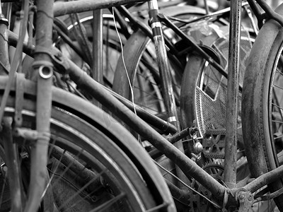 时尚概念线条摄影照片_旧生锈自行车零件的抽象镜头