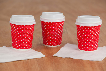 三个带薄纸的一次性咖啡杯