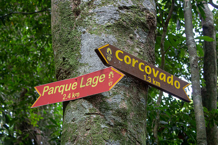 路径指示摄影照片_里约热内卢 Transcarioca Trail 上的标志，指示科尔科瓦多和拉赫公园的位置