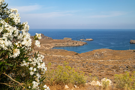 林多斯 o 爱琴海岩石海岸线的风景
