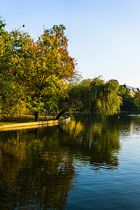 西斯米吉乌花园 (Gradina Cismigiu) 湖边生动的绿色景观，这是布加勒斯特市中心的一个公园