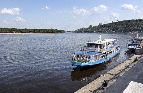 游船停泊在第聂伯河的城市码头