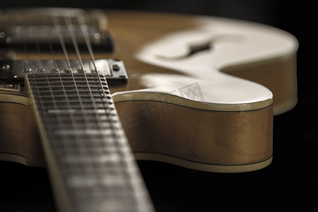 天然枫木特写高角度视图中的复古拱顶吉他
