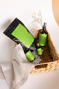 绿色空间摄影照片_将装有化妆品的 Doy 包装和喷雾瓶装在柳条篮中，为您的品牌打造绿色空间。
