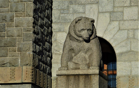 芬兰国家博物馆前可爱的熊雕像