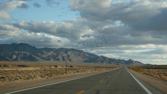 公路旅行，驾驶汽车从死亡谷到美国内华达州拉斯维加斯。