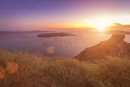 俯视破火山口和海的日落海景在vi