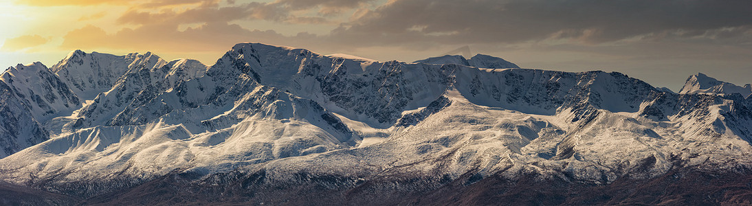 日落时，可以欣赏到雪山山峰和北 Chuyskiy 山脊斜坡的风景全景鸟瞰图。