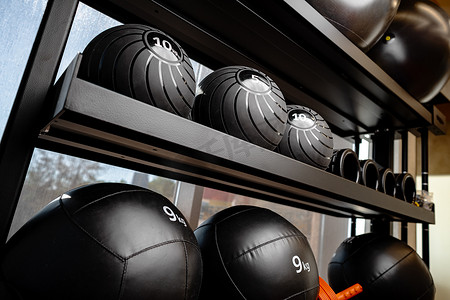 健身房中的球和泡沫轴运动器材