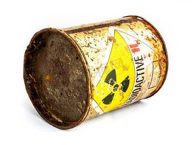 放射性物质生锈的旧圆筒形容器上的辐射警告标志