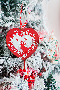 新年摄影照片_圣诞节和新年背景与前夕树和装饰品。