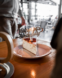 一块写着“生日快乐”的芝士蛋糕。