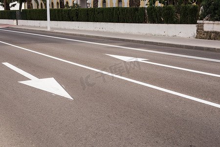 箭头标志作为两条车道街道上的道路标记