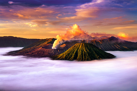 日出时分，从印度尼西亚东爪哇布罗莫腾格尔塞梅鲁国家公园的 Penanjakan 山观景台观看布罗莫火山（Gunung Bromo）。
