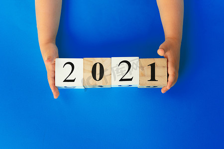 2021 年的概念。纸背景上的 2021 年数字，从上面看