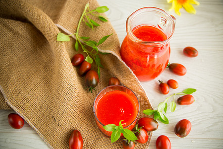 自制鲜榨番茄汁，果肉装在玻璃醒酒器中