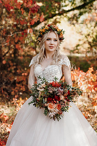 秋天森林里穿着婚纱的金发女孩
