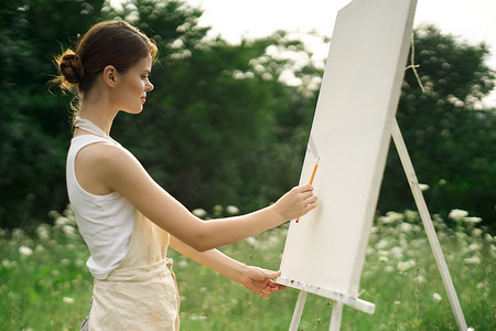 女艺术家自然绘画风景艺术爱好