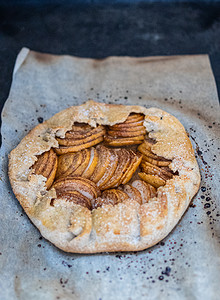 万圣节免费摄影照片_苹果饼-烘烤羊皮纸和深色背景上的馅饼。