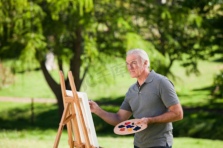 老人在花园里画画