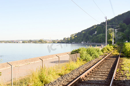 沿湖的铁路轨道