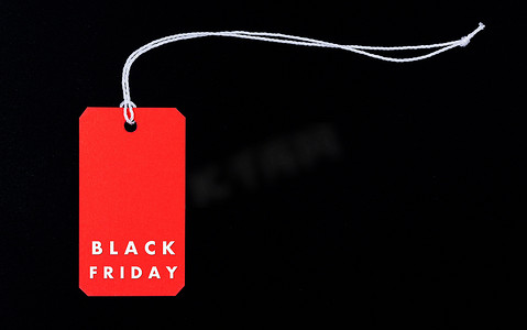 在线购物，红色标签上的黑色星期五促销文本