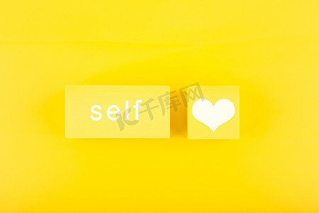 自爱最小的创意概念与黄色几何图形与黄色背景上的文字